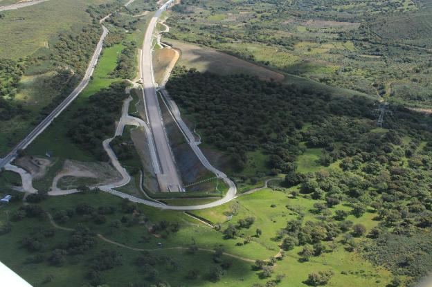 Salida norte del túnel de Santa Marina, que forma parte de los tramos de Plasencia a Cáceres. :: M. CORTÉS