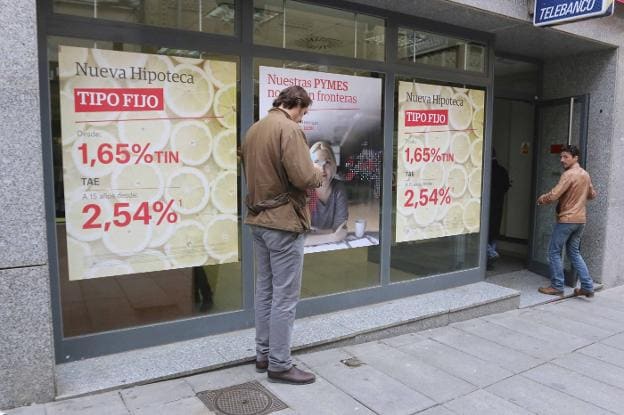 Anuncios sobre hipotecas en un banco de Mérida. :: j. m. romero
