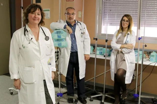 La doctora Manuela Chiquero, junto al internista Joaquín Antón y la residente Cristina González. 