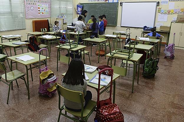 Mesas vacías en un centro escolar. :: hoy