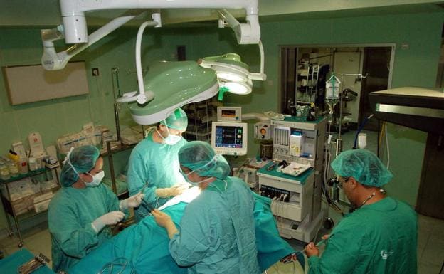 Imagen de archivo de cirujanos durante una interven ción en un hospital de la región. :: hoy