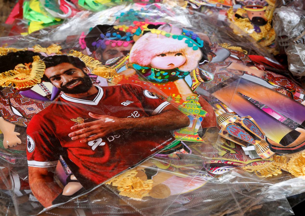 Los juguetes del futbolista delantero del Liverpool, Mohamed Salah, se venden en un mercado, antes del comienzo del sagrado mes de Ramadán en El Cairo, Egipto.