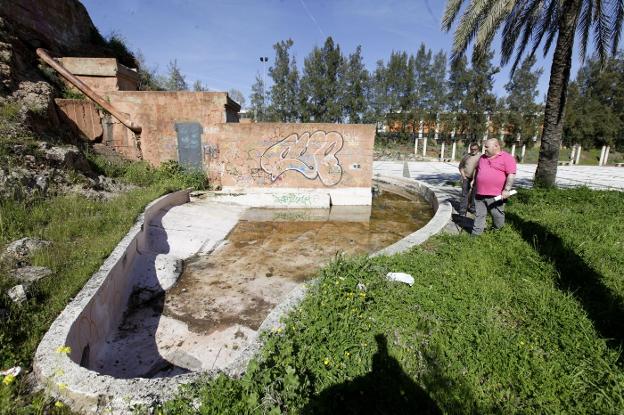 Parque con fuentes deterioradas en Maltravieso. :: l. cordero