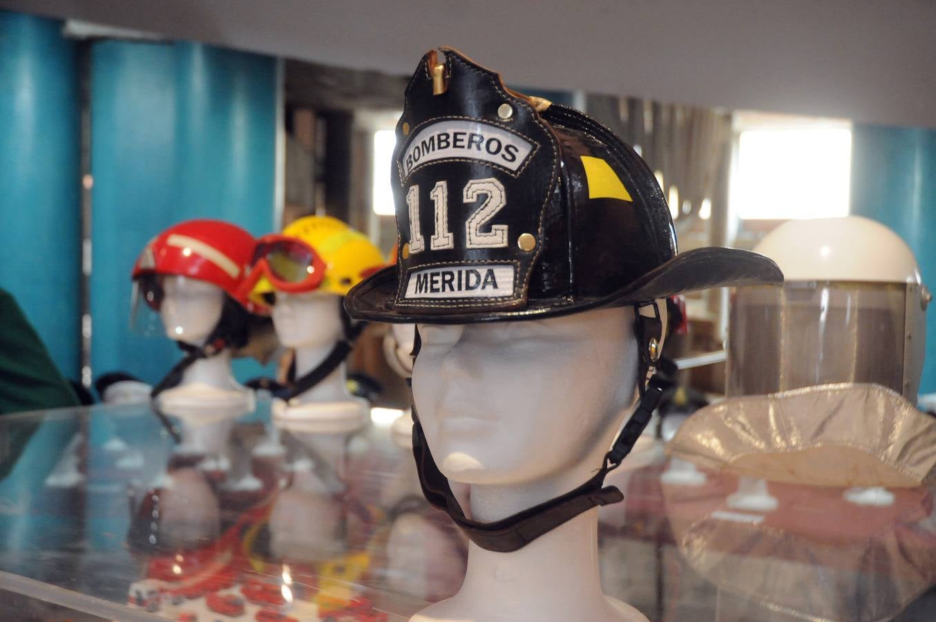 Del 7 de mayo al 3 de junio se podrá visitar, en el Centro Cultural Alcazaba, la exposición 'Bomberos del Mundo' formada por diferentes objetos de la colección particular del bombero emeritense José Manuel Rivero Tapia.