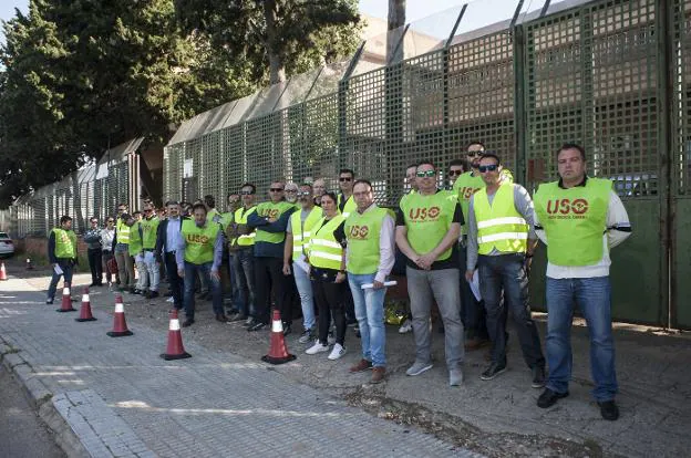 Los trabajadores de seguridad se concentraron ayer en la puerta del Marcelo Nessi. :: pakopí