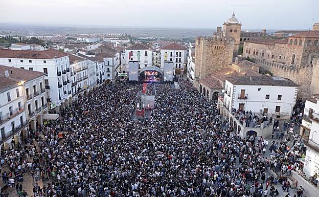 La Plaza Mayor ya estaba ayer prácticamente llena a las nueve y media de la noche. :: LORENZO CORDERO