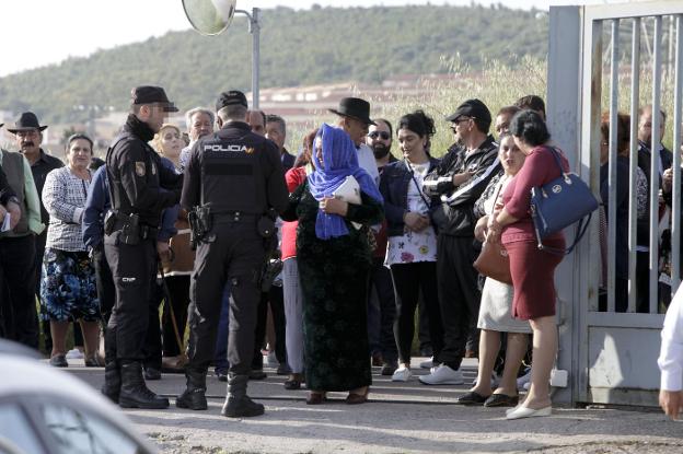 Acusados y familiares se identifican antes de acceder a la última jornada del juicio. :: l. cordero