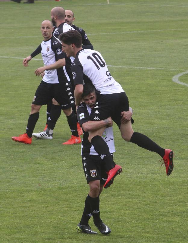 El Mérida celebra una de sus últimas victorias en casa. :: hoy