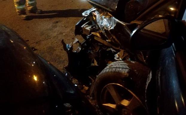 Imagen principal - Un herido tras un choque frontal entre dos coches en la carretera de Circunvalación de Badajoz 