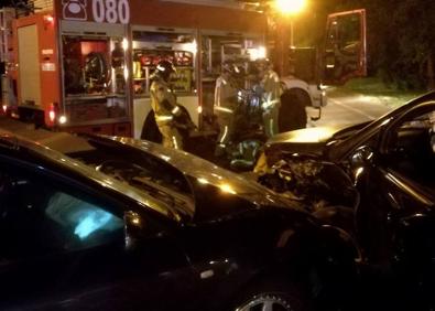 Imagen secundaria 1 - Un herido tras un choque frontal entre dos coches en la carretera de Circunvalación de Badajoz 