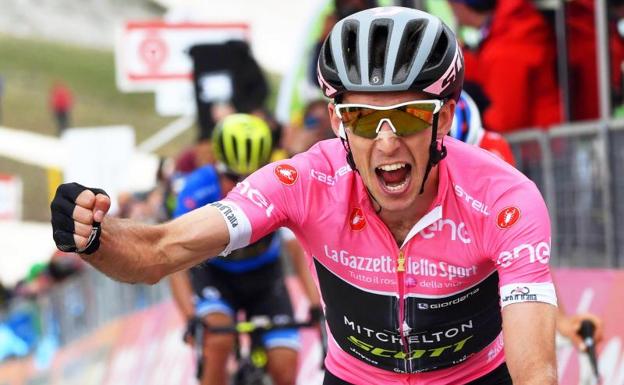 Simon Yates celebra su victoria en el Gran Sasso.