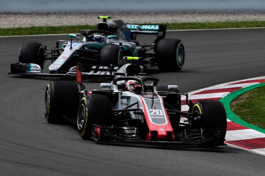 Hamilton sigue líder en la general tras ganar en Montmeló. Alonso quedó en octava posición y Sainz consiguió una merecida séptima plaza.