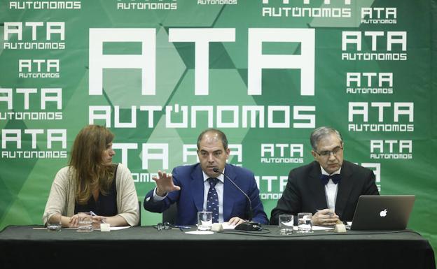 El presidente de ATA, Lorenzo Amor, y el economista José Antonio.