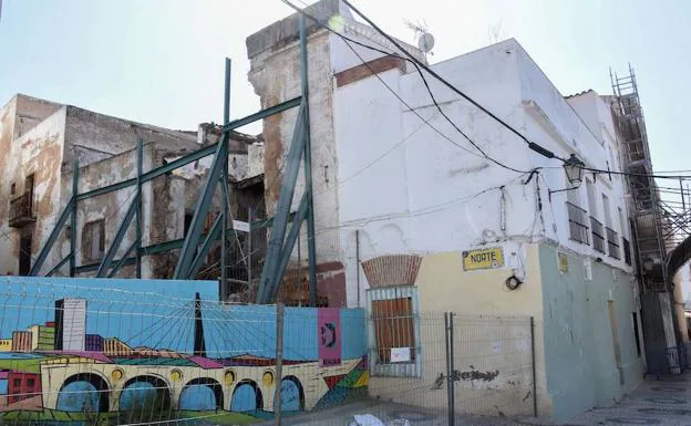 Imagen principal - Los andamios en la calle Norte, en la calle Montesinos y el de la calle Moreno Zancudo.