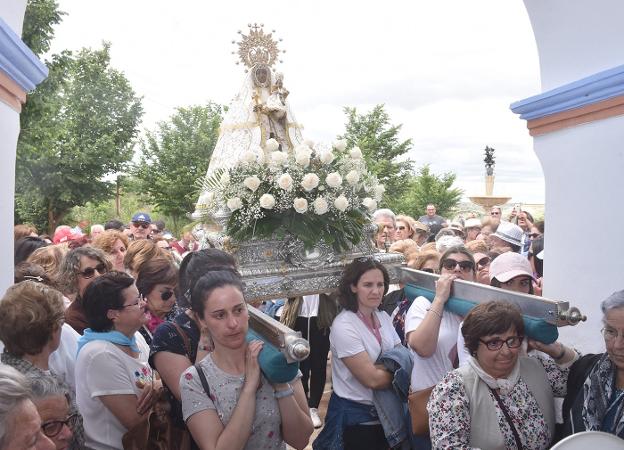 La Morenita entra en el santuario tras la procesión. :: karpint