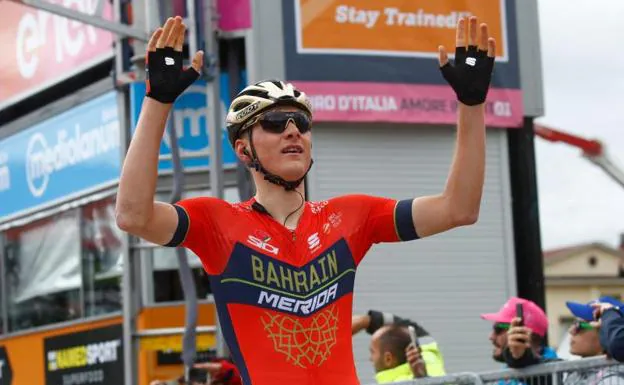 Matej Mohoric celebra su triunfo en la etapa.