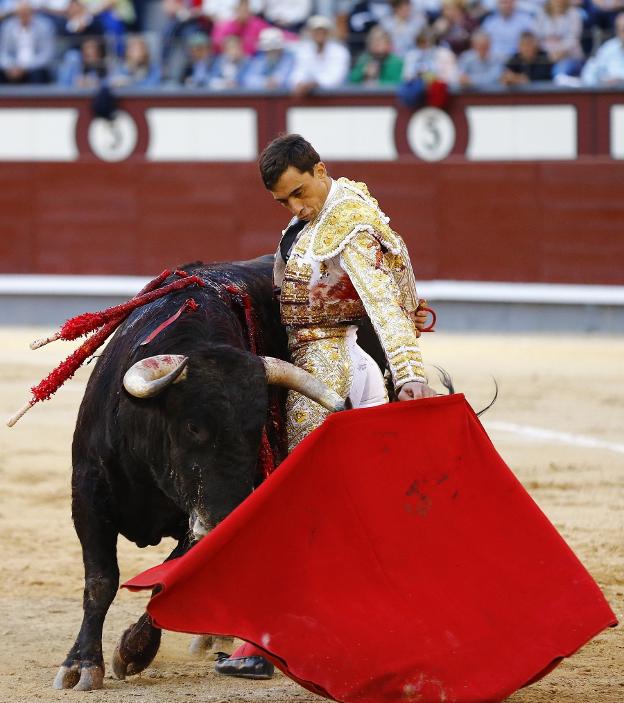 Paco Ureña con su segundo toro, al que cortó una oreja. :: efe