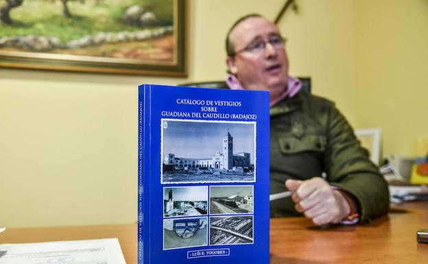 Antonio Pozo, alcalde de Guadiana del Caudillo, con el catálogo de vestigios de su pueblo. :: HOY