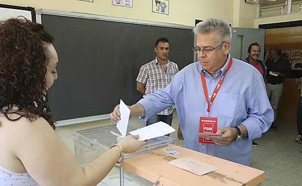 Sánchez Amor vota en un colegio de Mérida en las últimas elecciones