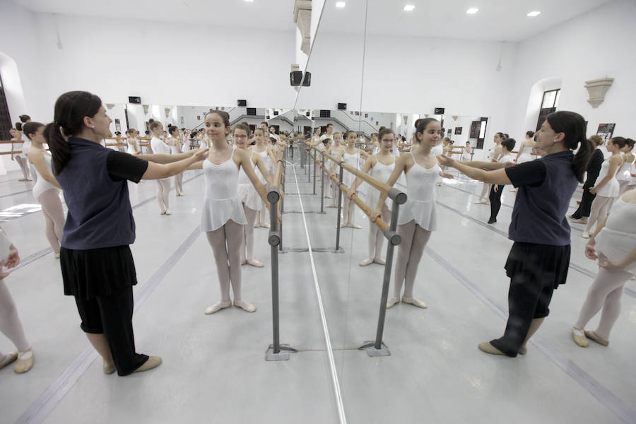 Alumnos del Conservatorio Elemental de Danza, en plena clase.