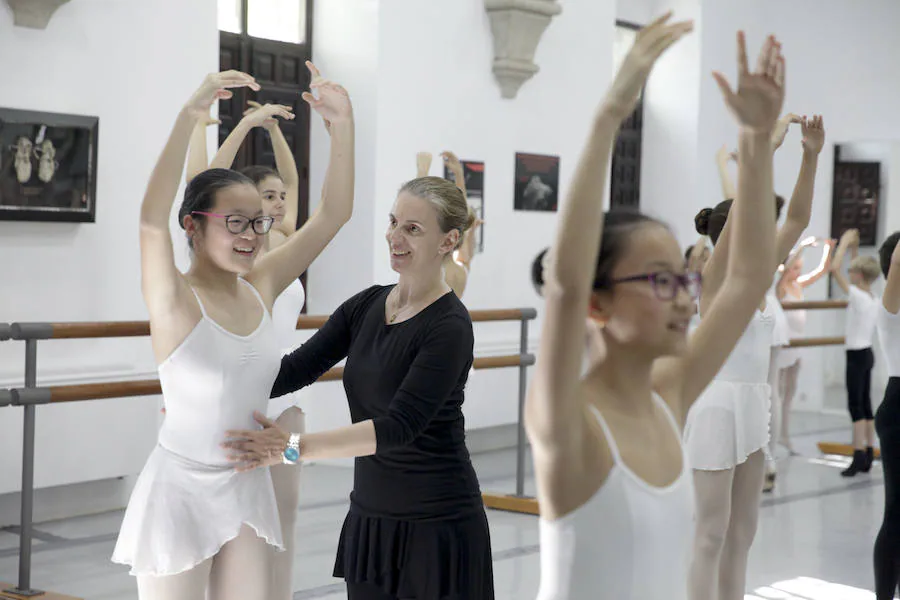 Alumnos del Conservatorio Elemental de Danza, en plena clase.