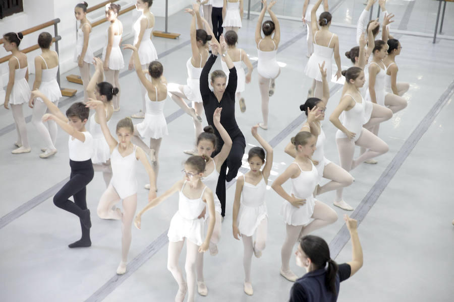 Alumnos del Conservatorio Elemental de Danza, en plena clase.