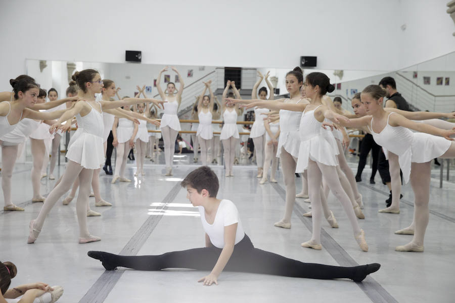 Alumnos del Conservatorio Elemental de Danza, en plena clase.