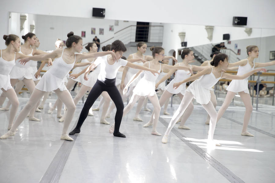 Alumnos del Conservatorio Elemental de Danza, en plena clase.