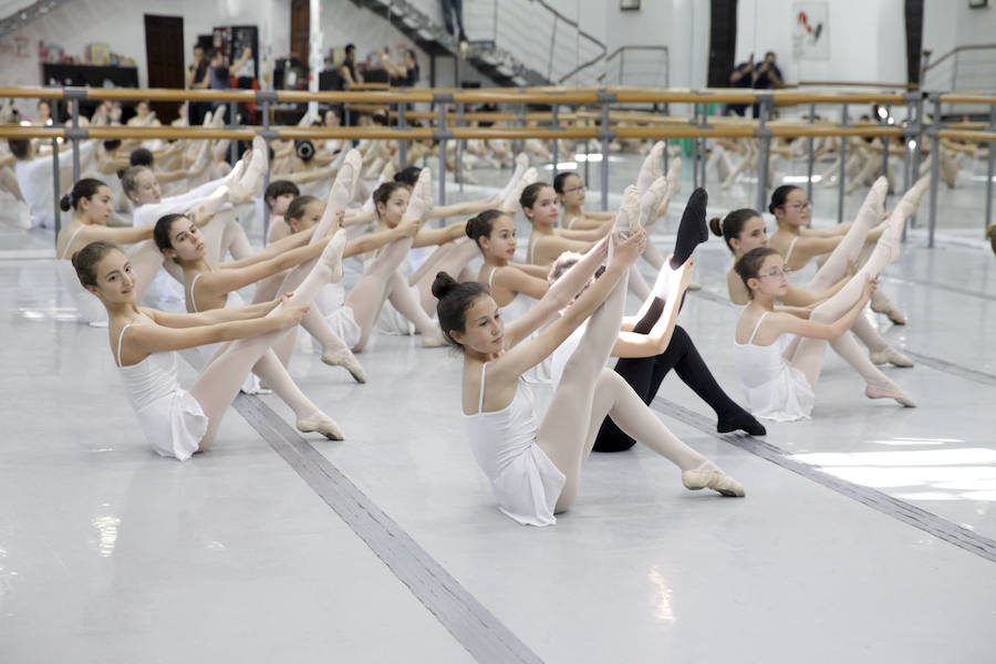 Alumnos del Conservatorio Elemental de Danza, en plena clase.