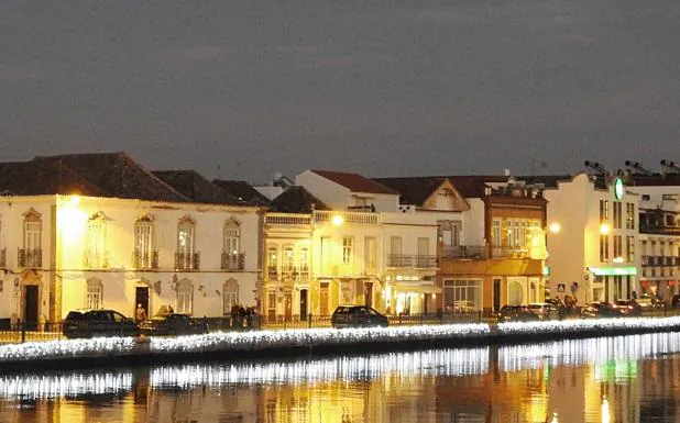 Imagen nocturna de la ciudad portuguesa de Tavira. :: E.R.