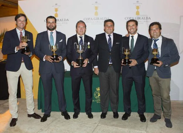 Los integrantes del Golf Guadiana, con sus trofeos. :: hoy
