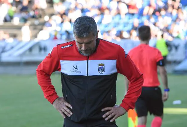 Juan Marrero, cabizbajo en algún momento de tensión el pasado domingo ante el Lorca. :: casimiro moreno