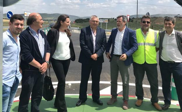 El director general de Infraestructuras, José Luis Andrade, y el alcalde de Alconchel Óscar Díez (centro) han visitado las obras:: HOY