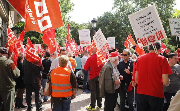 Sindicatos, pensionistas y ciudadanos se han manifestado frente a la delegación de la Seguridad Social de la avenida de España