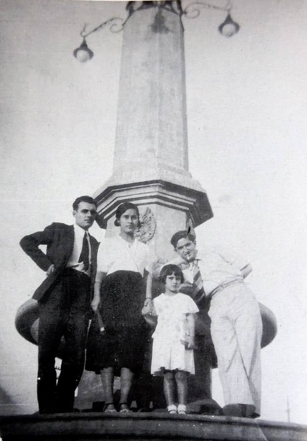 1-La familia Herrero en 'La Palmatoria', la fuente que se puso en 1934 y se quitó en 1937 para construir la Cruz de los Caídos (archivo Marchena).