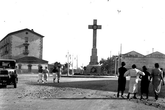13-En esta imagen de los años 40 ó 50, está el edificio bajo que era el fielato, donde se pagaba los derechos de consumo. A la izquierda aparece un coche antiguo.