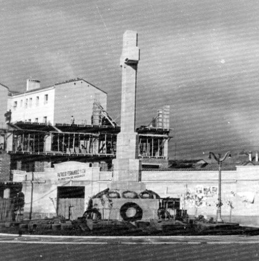 14-Foto que se asegura es de alrededor de 1955, cuando se tiran los almacenes de Patricio Fernández.