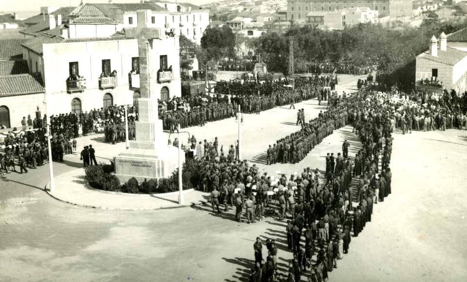 7-Foto tomada el 16 de octubre de 1938, de la jura de bandera de los alféreces provisionales de la Academia de Granada en la Cruz.
