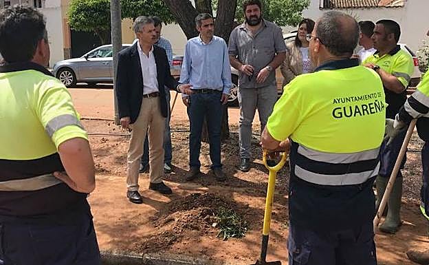 El consejero José Luis Navarro ha visitado Guareña para comprobar los daños causados por la riada del viernes:: HOY