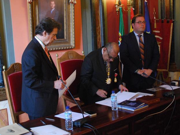 Firma del acuerdo con el alcalde trujillano como testigo. :: JSP