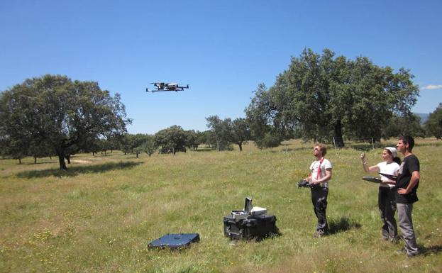 Científicos preparando mediciones con un dron