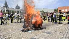 El IES Pedro de Valdivia cumple con la tradición de quemar la calabaza
