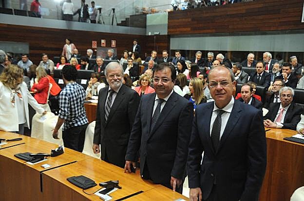 Fernández Vara, presidente de la Junta, entre los expresidentes Rodríguez Ibarra y Monago. :: brígido