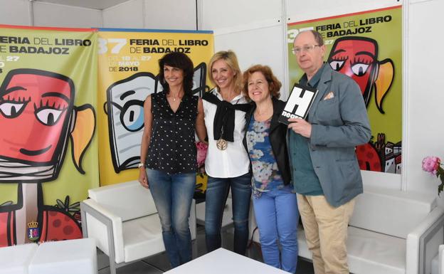 Cristina Higueras, Marta Robles y Berna González Harbour, junto a Fernando Marías. :: 