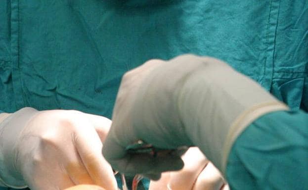 Realizan la primera reconstrucción de mama en Extremadura con piel y grasa abdominal