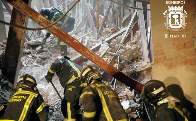 Los bomberos trabajan para intentar encontrar con vida a los dos desaparecidos / 