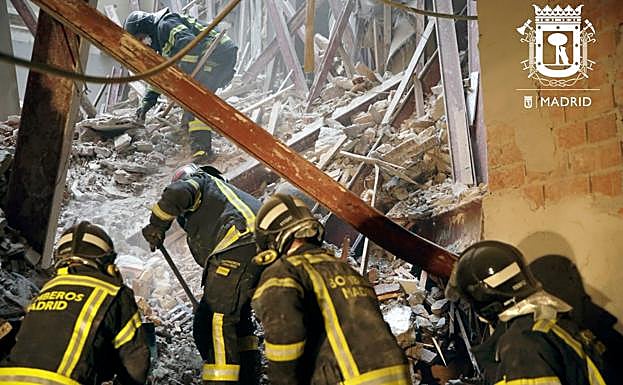 Los bomberos trabajan para intentar encontrar con vida a los dos desaparecidos