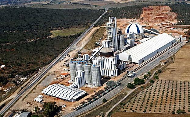 Vista aérea de la cementera de Balboa en Alconera. :: 