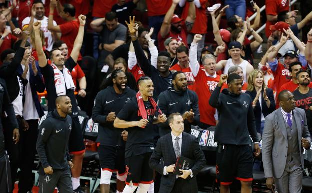 Rockets vencen a Warriors y acarician las Finales de la NBA