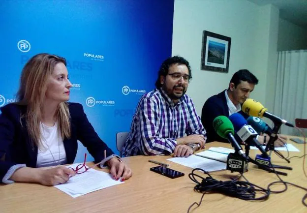 Nuria Camacho, Jaime Vega y Roberto García en la sede del PP. :: MAM